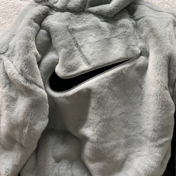 Nike Faux Fur Large - Picture 1 of 3
